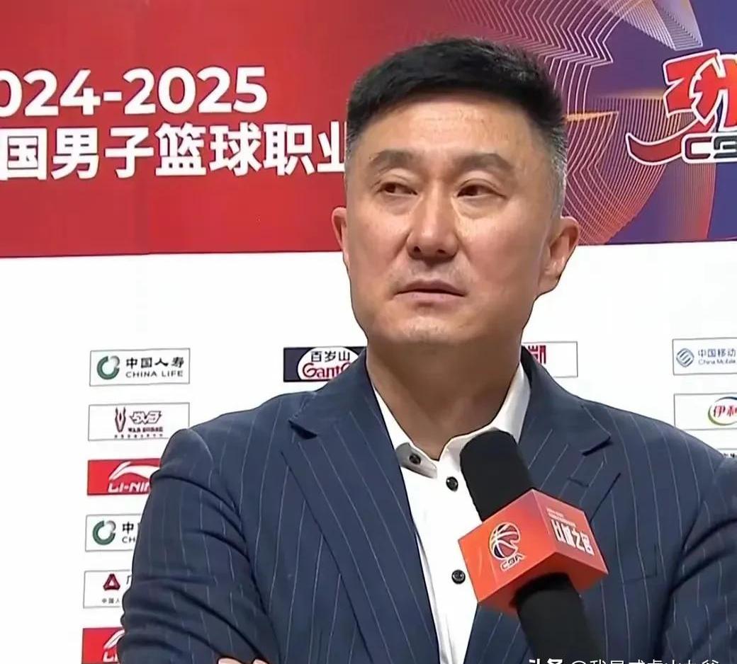 俱乐部战绩不佳，教练被迫离职，球员面临调整