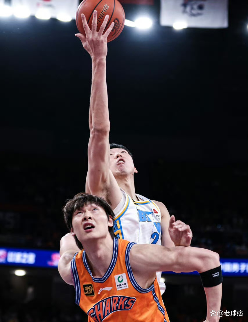 中国篮球职业联赛的激烈竞争，球队争夺冠军