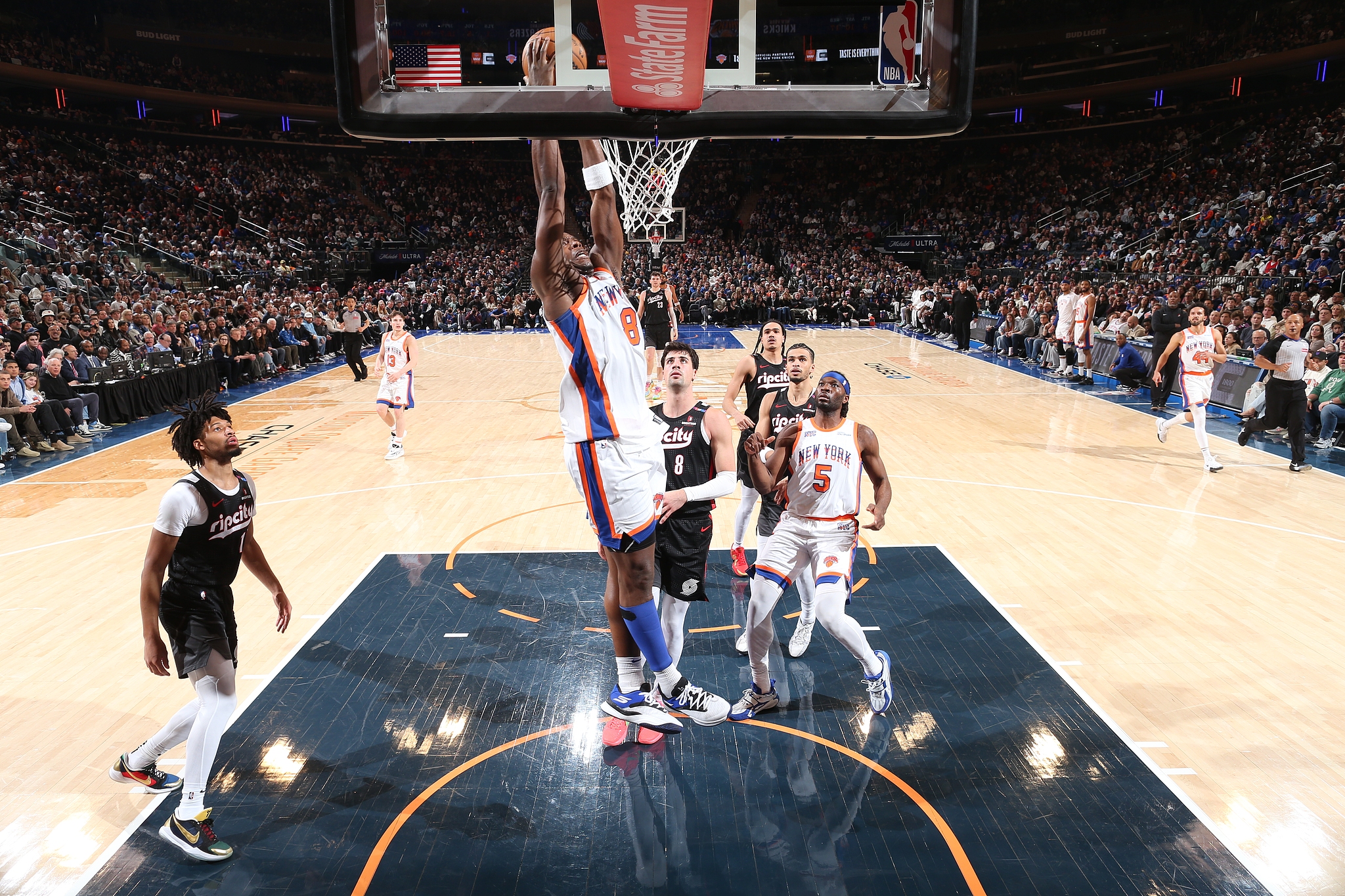 开拓者在客场遭遇逆转,主教练大声斥责球员 开拓者在客场遭遇逆转,主教练大声斥责球员