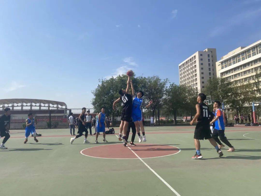 开云体育在线-场上风云变幻，胜负难料观众心跳加速