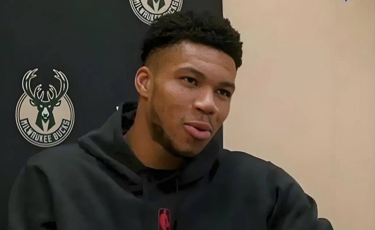 雄鹿大将字母哥再获MVP称号,成为最年轻双MVP得主 雄鹿大将字母哥再获MVP称号,成为最年轻双MVP得主