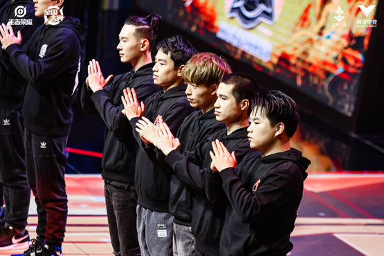 开云下载-SHR碾压T1，Caps完成史诗逆转强强对话入围赛，强势挺进下一轮