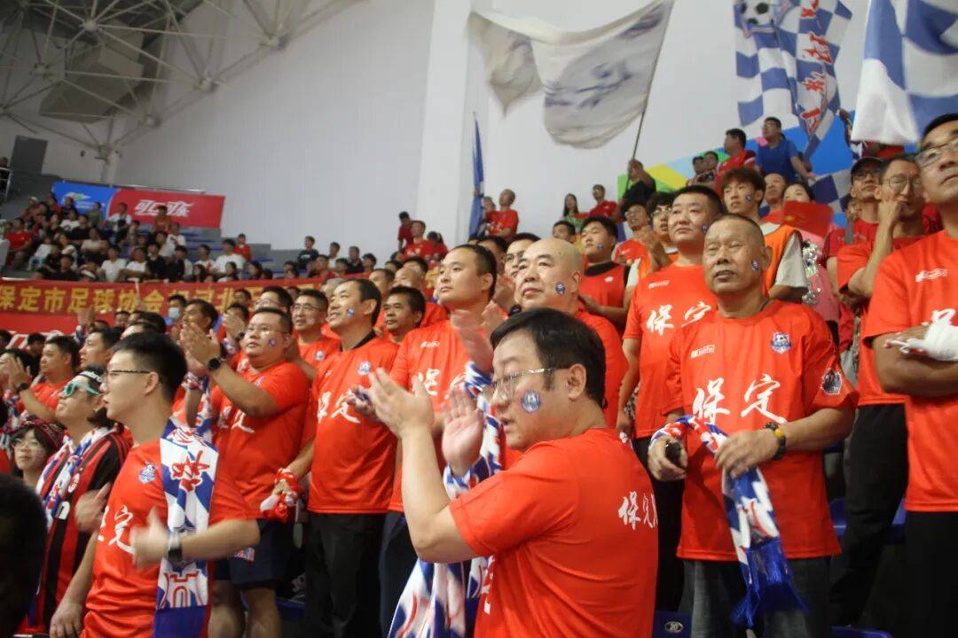 开云体育官方网站-足球比赛奋勇争先，观众沸腾掌声连连