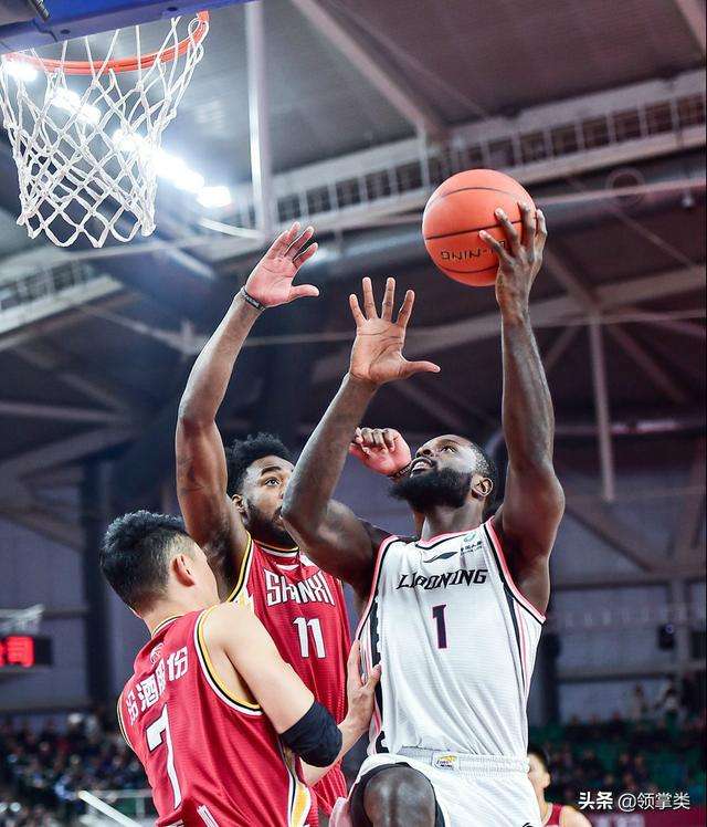 比赛白热化,球场上刀光剑影 比赛白热化,球场上刀光剑影