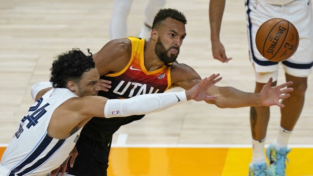 爵士碾压山东队,米切尔刷新纪录 爵士碾压山东队,米切尔刷新纪录