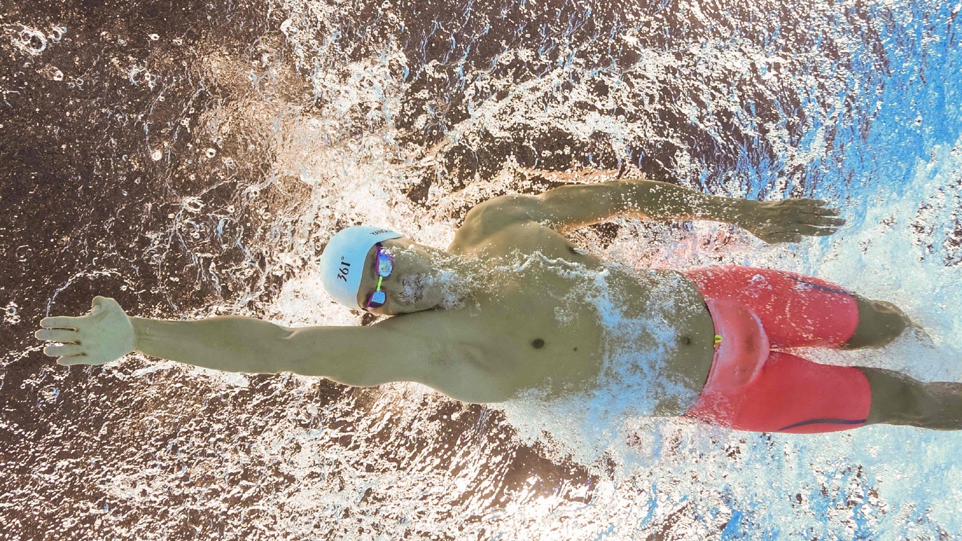 逆转之夜与扛旗时刻，当斯特林突破防线时，樊振东擦去了额头的汗